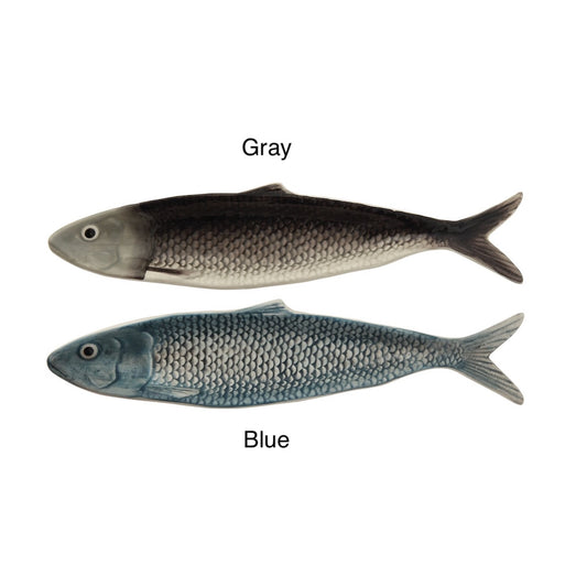 Two sardine shaped plates on a white background, with their colors gray and blue labeled