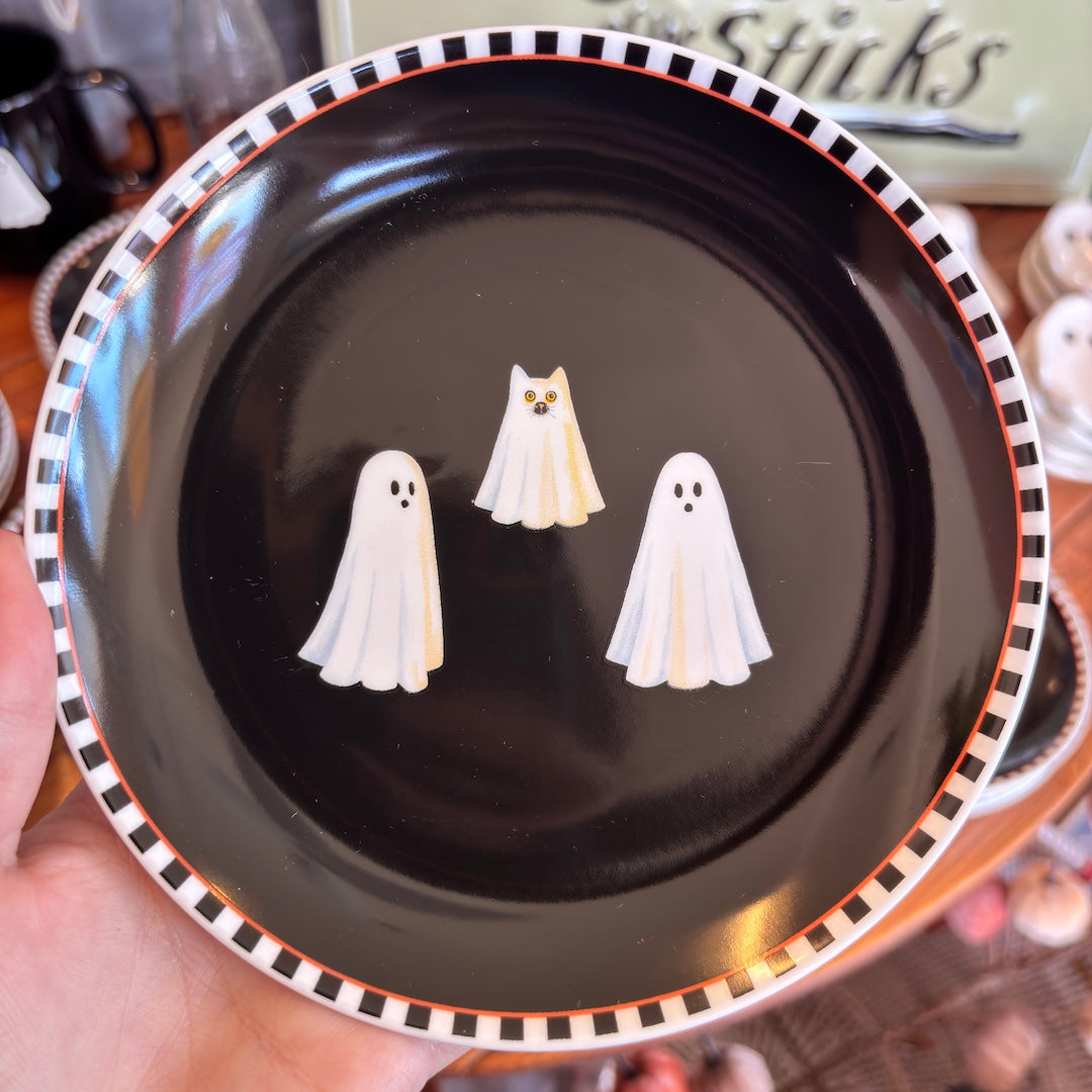 round black plate with 2 ghosts and a cat under a sheet looking like a ghost in the middle