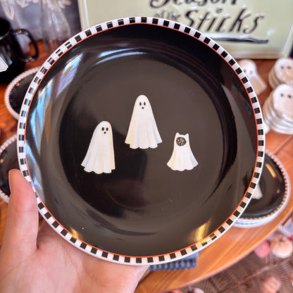 round black plate with 2 ghosts and a cat under a sheet looking like a ghost 