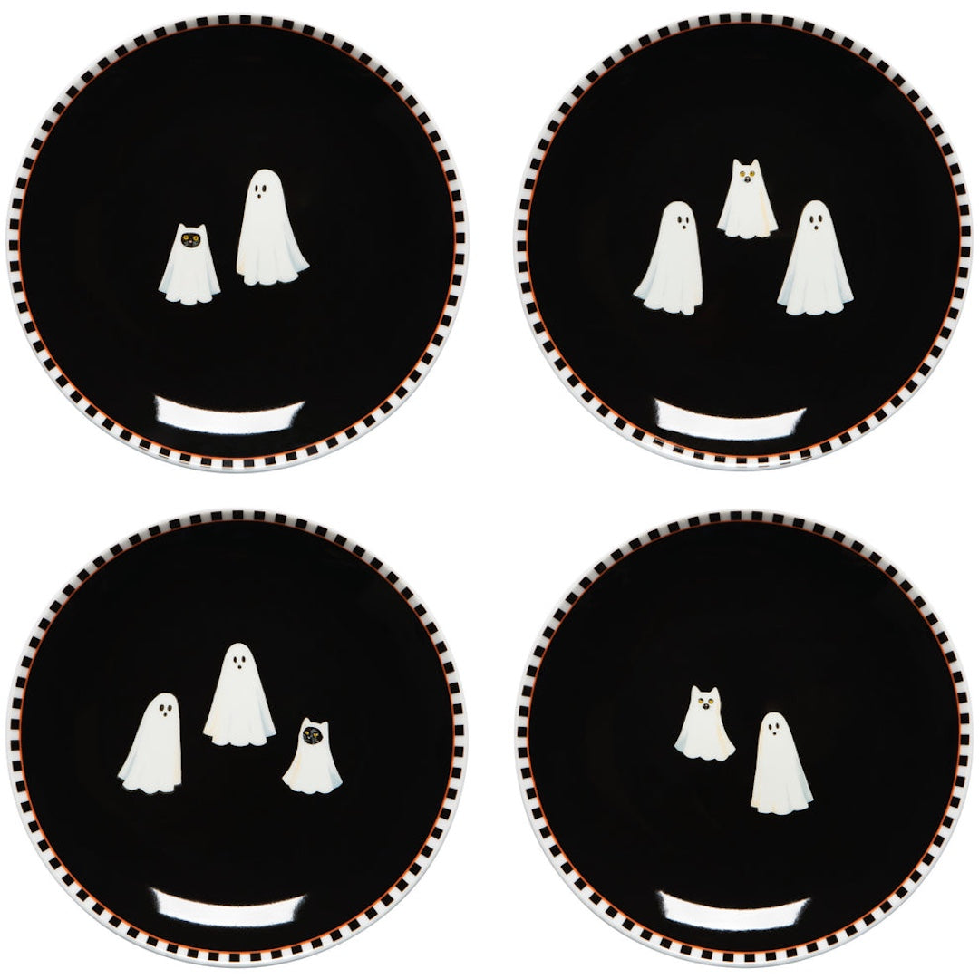 Four round black Halloween plates arranged in a 2x2 grid, each featuring three white ghost figures of varying sizes and a white banner at the bottom, with a brown and white checkered rim.